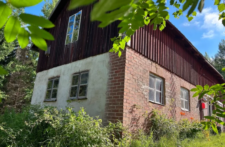 Kalkmjölk och lera i getstallet