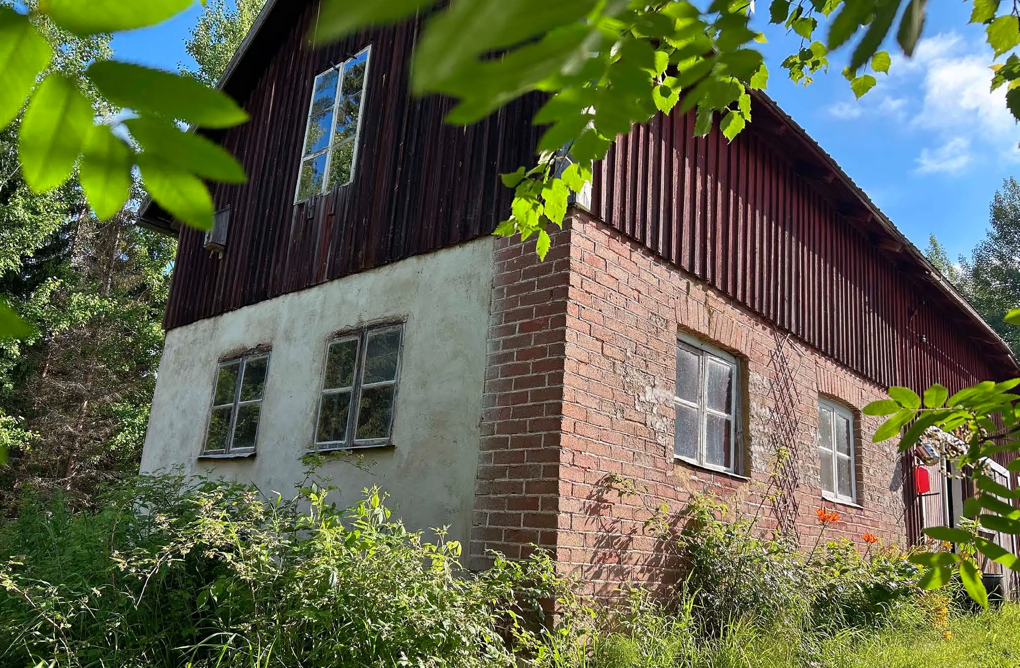 Kalkmjölk och lera i getstallet